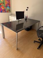 Tisch mit verschiebbarer Platte und Stauraum