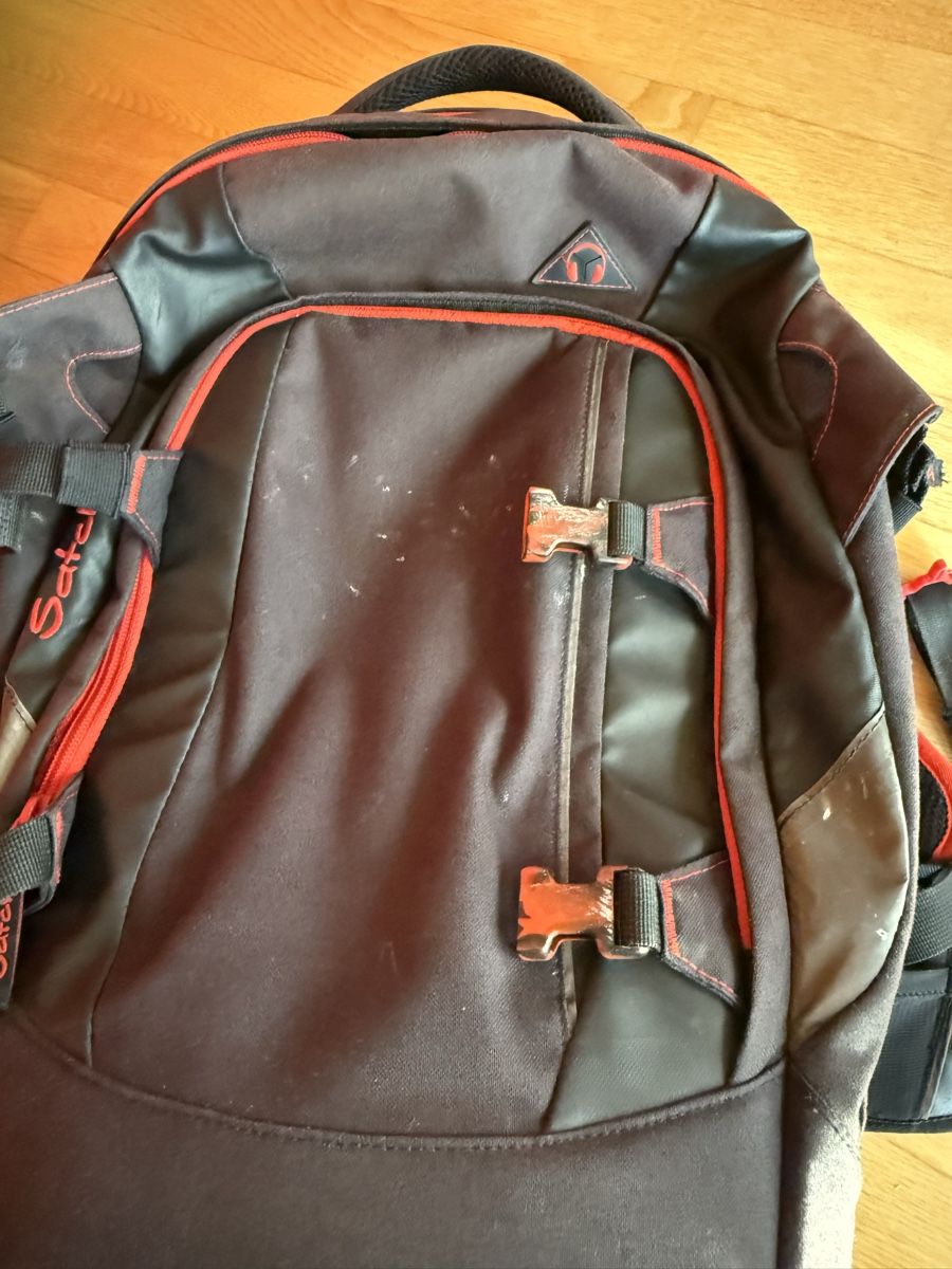 Satch Rucksäcke: Schulrucksack Satch schwarz-rot – Gebraucht aus Birsfelden von vulgopen 6