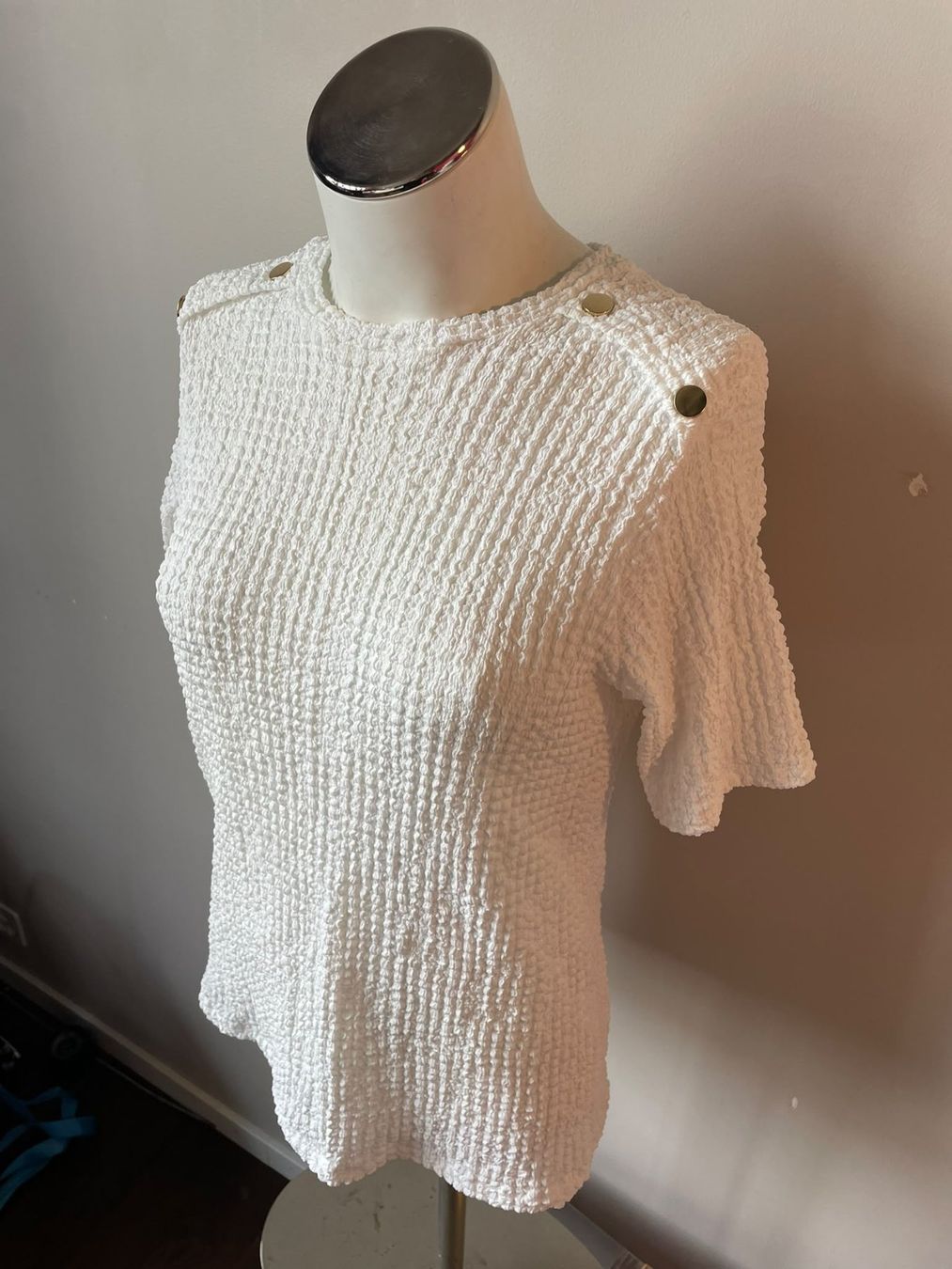 C&A Top: Haut blanc texturé à boutons dorés - M – Usato da Troinex venduto da Irisglo 1