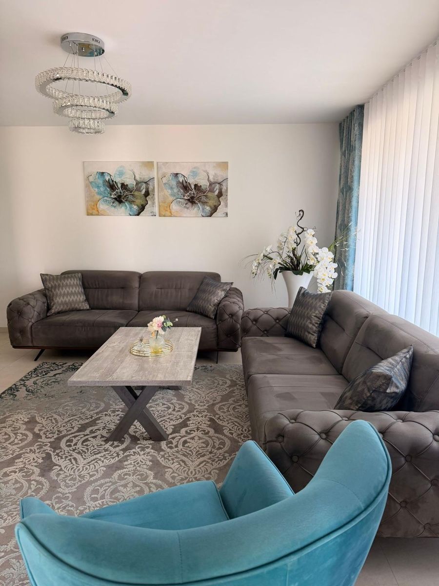 Divani: 2 Sofa,2 Sessel,1Teppich,2 Bilderrahmen,2 dicke Vorhänge – Usato da Hinwil venduto da Blenor123 2