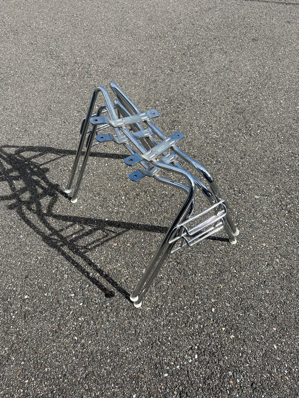 Eames Stühle: zwei Eames / Miller / Vitra Stacking Bases – Gebraucht aus Zürich von frauflufelberg