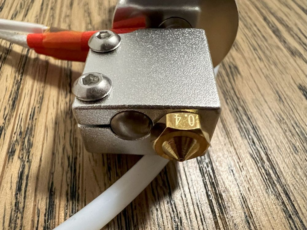 Produktbild von 3D-Drucker Hotend Für A1/A1 Mini – 0,2 Mm Gehärtete Stahldüse, Abnehmbar, Bis 320 °C, Mit Silikonbuchse, Inkl. 2 Schraubenschlüssel
