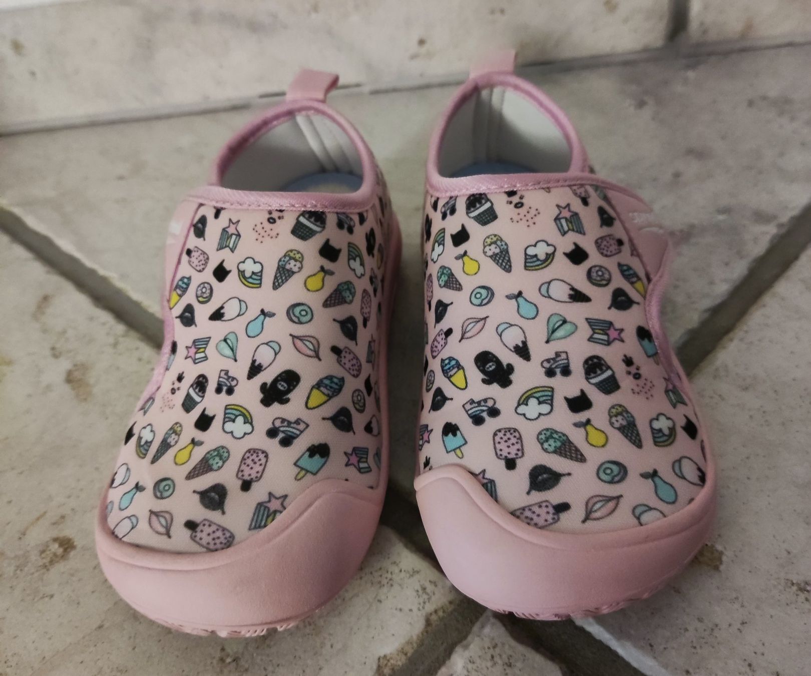 Scarpe per ragazze: Mädchen Hausschuhe Grösse 28 – Usato da Chur venduto da Rodanisa