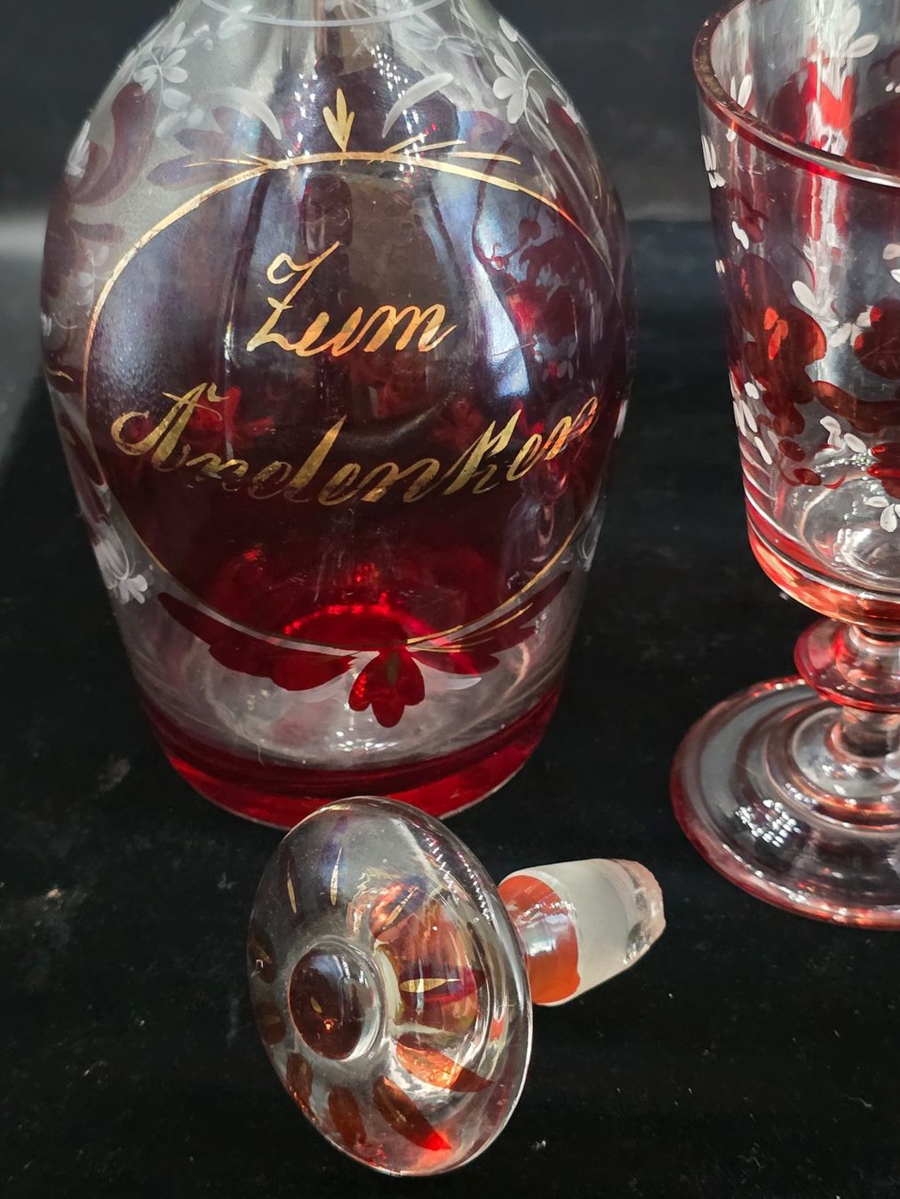 Karaffen: Karaffe mit Stöpsel, Buntglas mit 1 Glas – Gebraucht aus Rorschacherberg von snOOpydOg11 5