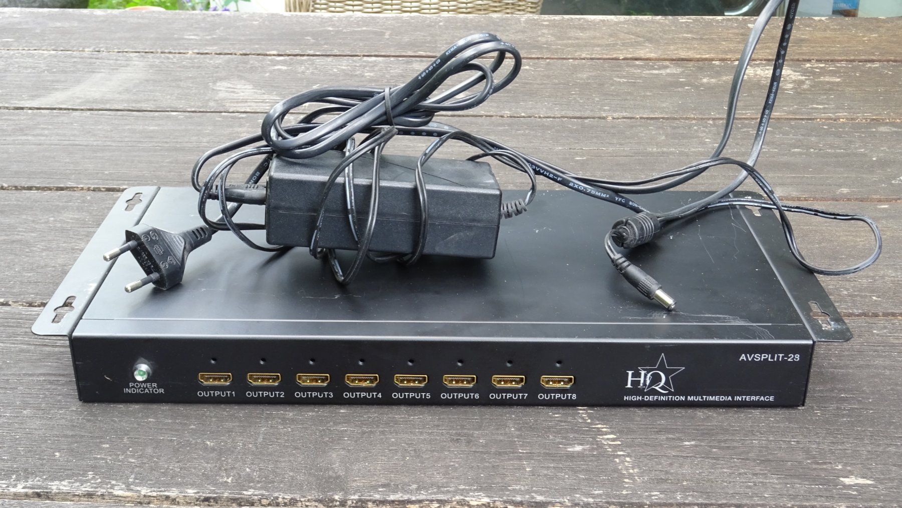 Hubs & Switches: HDMI Splitter 1-Eingang/8-Ausgang HQ AVSPLIT-28 – Gebraucht aus Riedholz von Leo.L