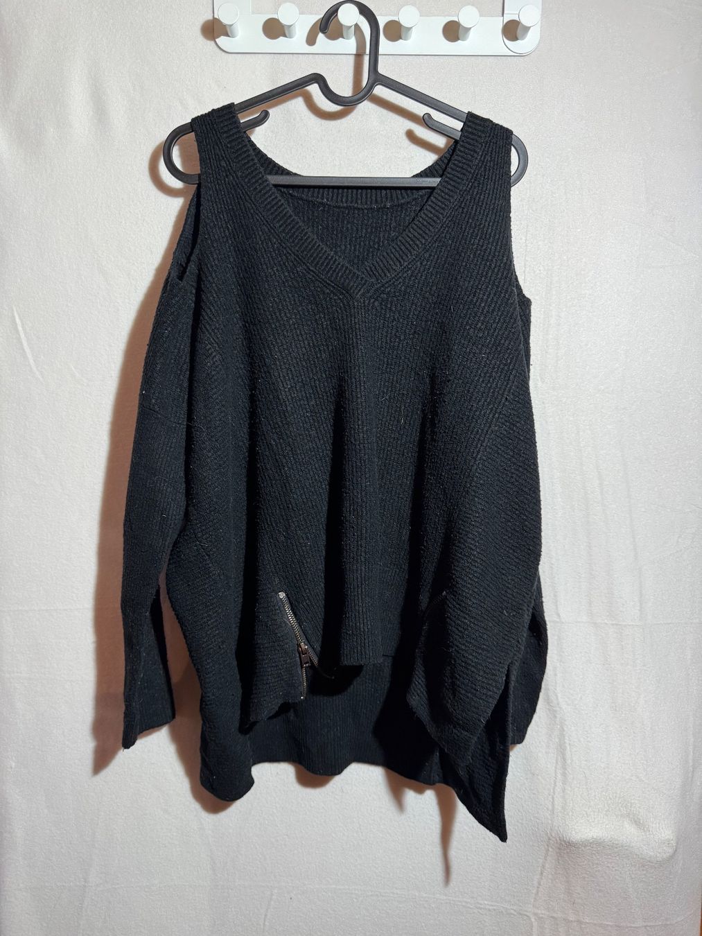 Pulls & Sweat-shirts: Schwarzer Cold Shoulder's Pullover ca Gr. L – D'occasion à Grosswangen par SALE_SALE_SALE