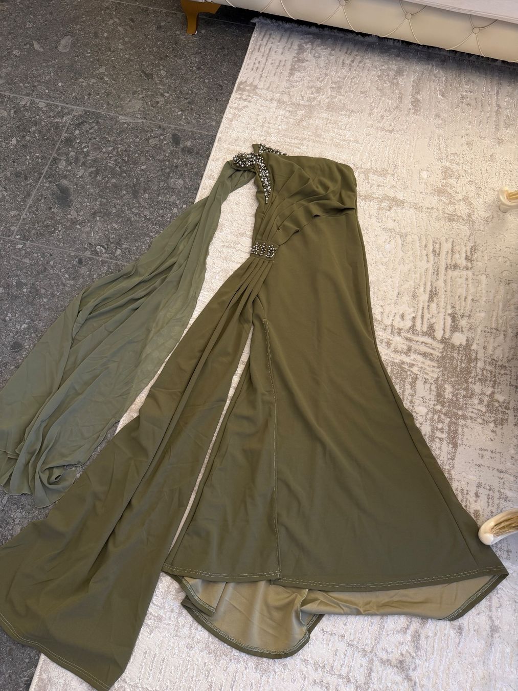 Vestiti: Abendkleid olive Grösse M mit Perlen – Nuovo (secondo la descrizione) da Bülach venduto da egz_nrn5 2