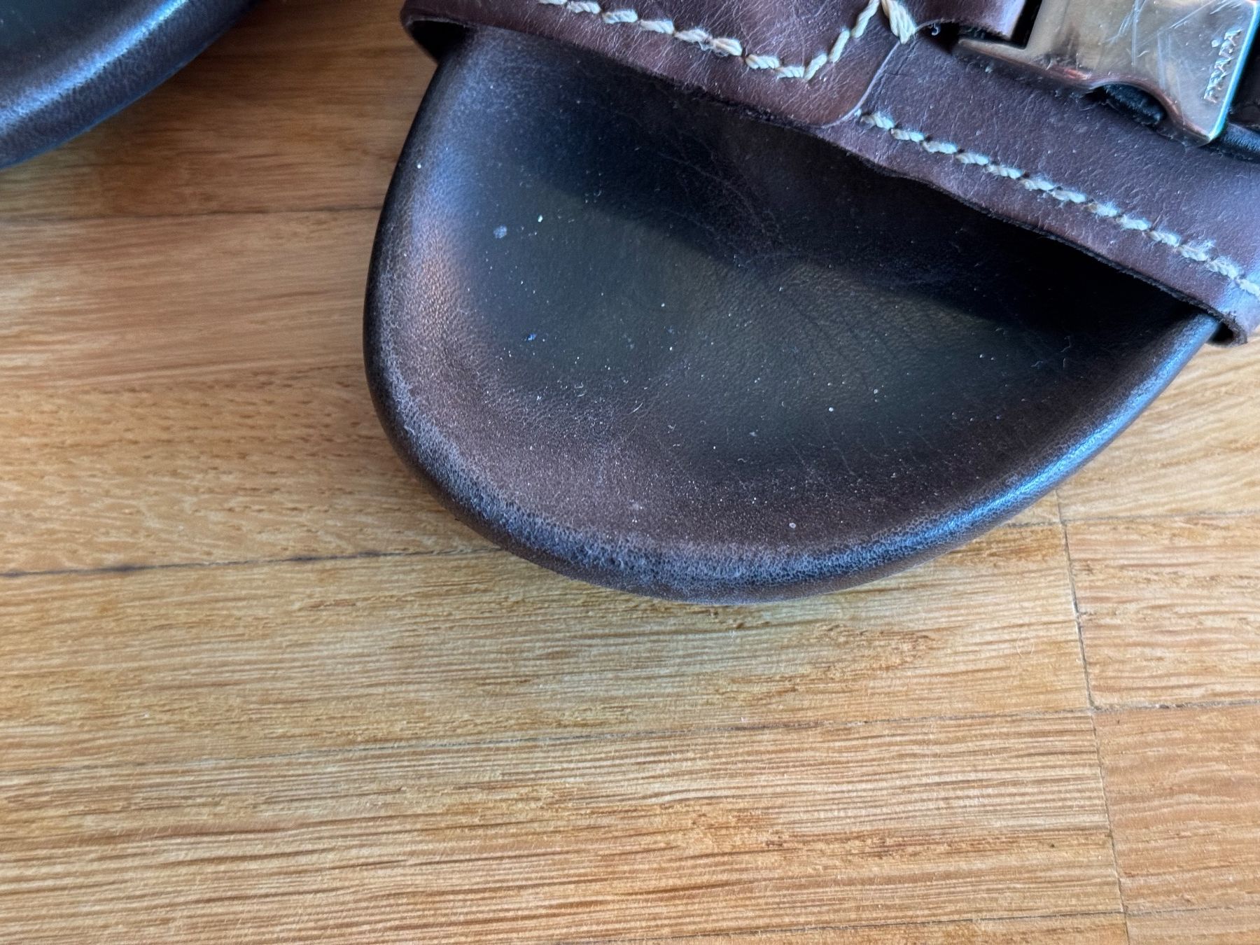 Prada Scarpe da uomo: Vintage Prada Brown Leather Slides - EU 38 – Usato da Fribourg venduto da mariedw 3