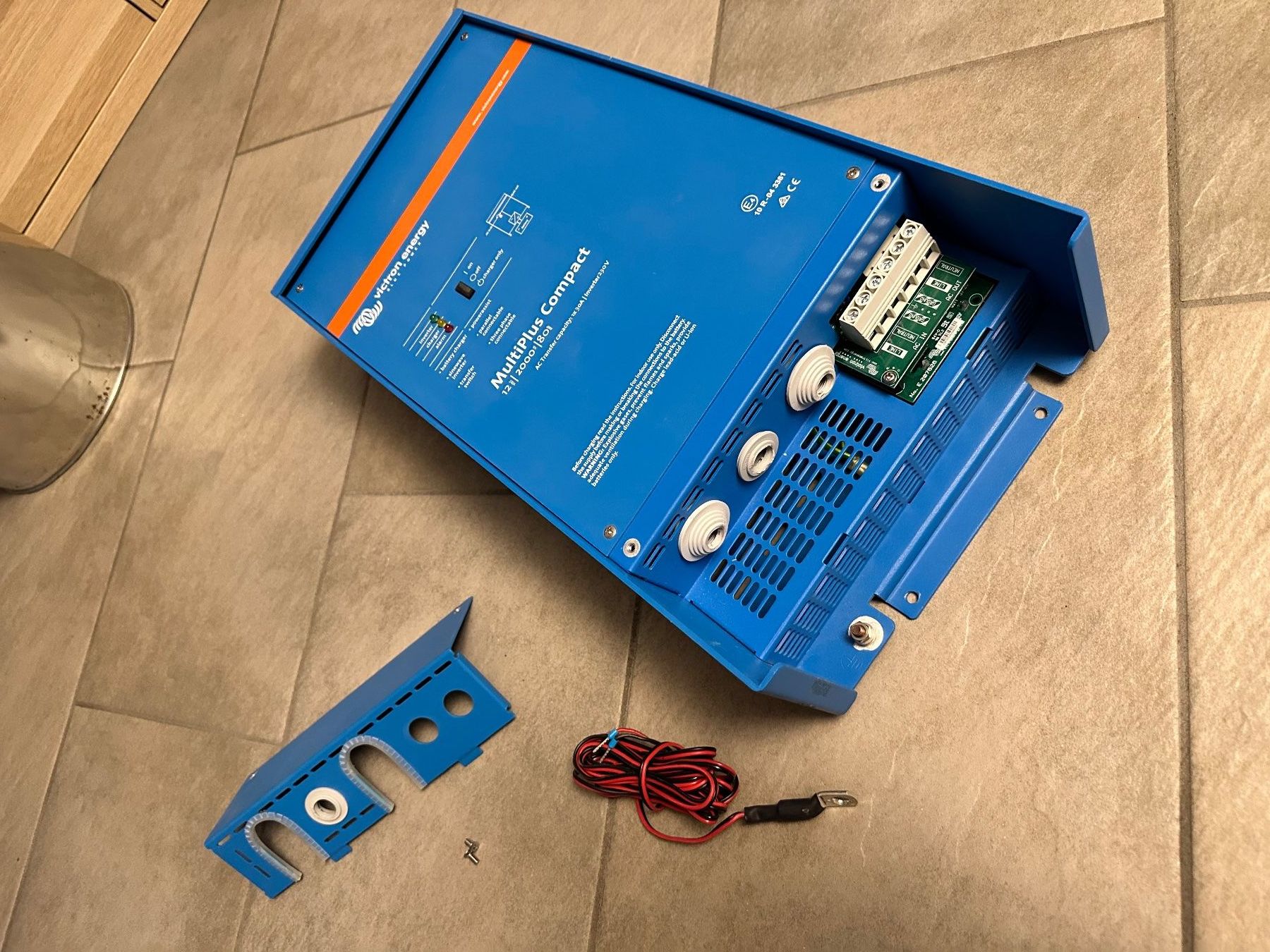 Victron Inverter: Victron MultiPlus Compact 12/2000/80 Top Zustand – Usato da Eiken venduto da Ncgt 1