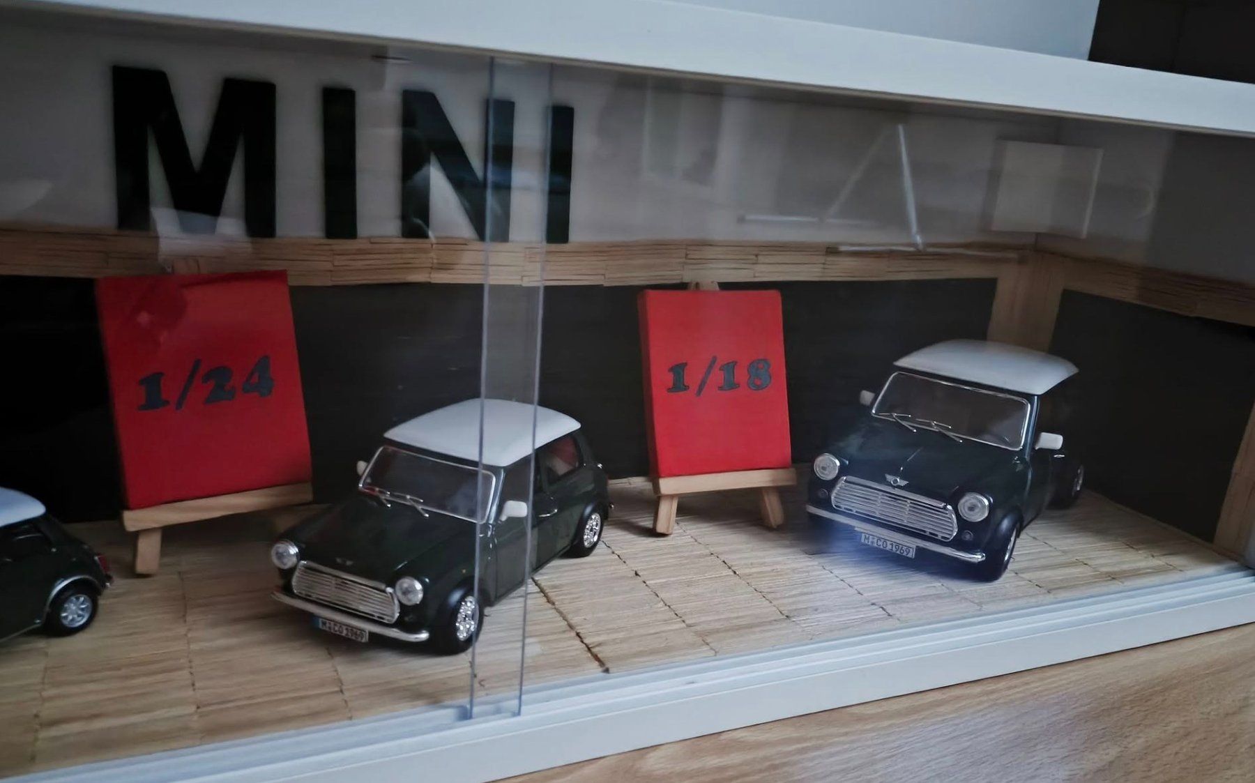 Vetrine: Original Vitrine mit 4x Mini Bburago – Usato da Wassen UR venduto da EngDinis 1