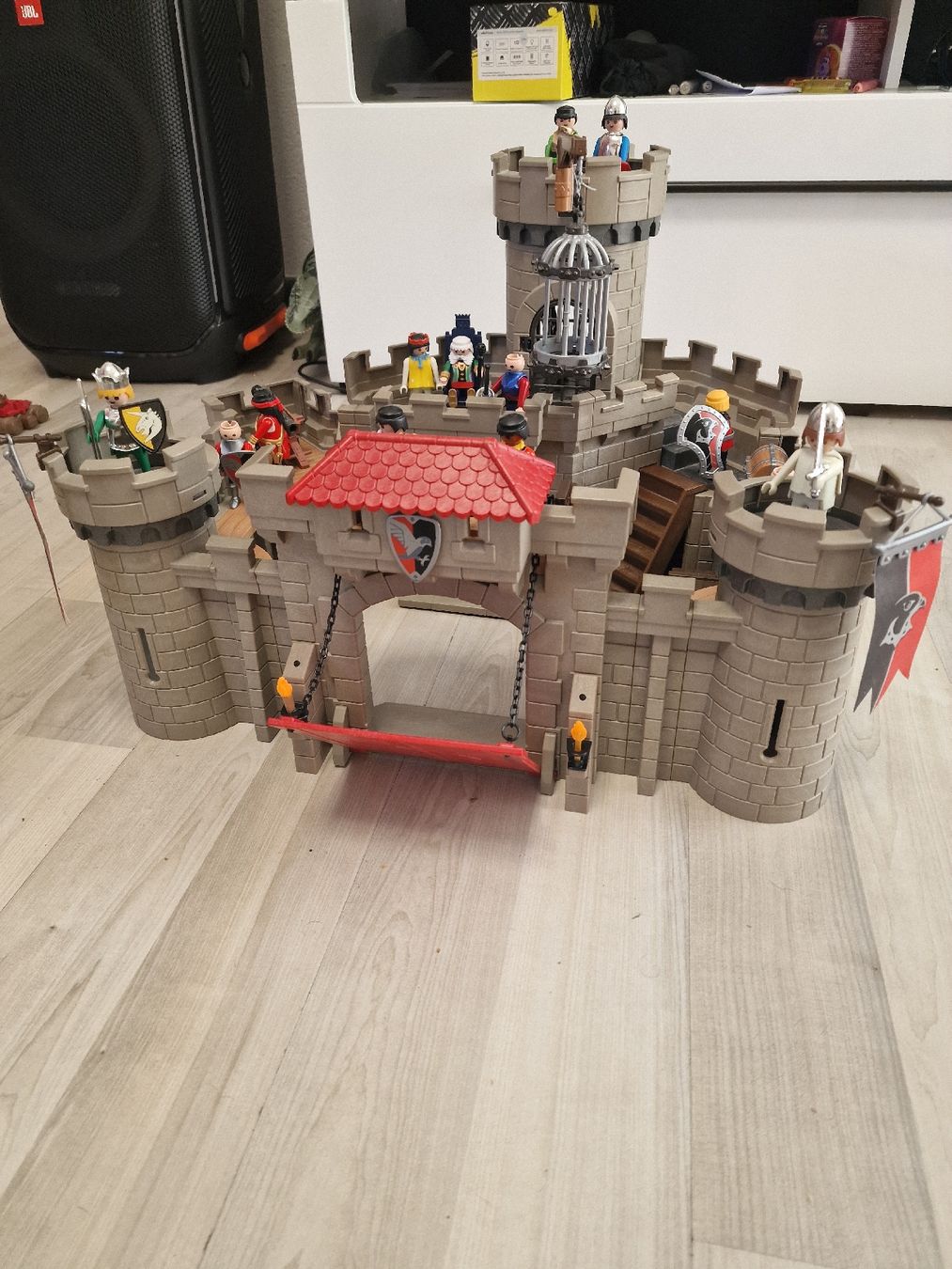 Playmobil Spielzeuge: Playmobil Ritterburg mit Figuren – Gebraucht aus Herzogenbuchsee von ioa_zcm6 9
