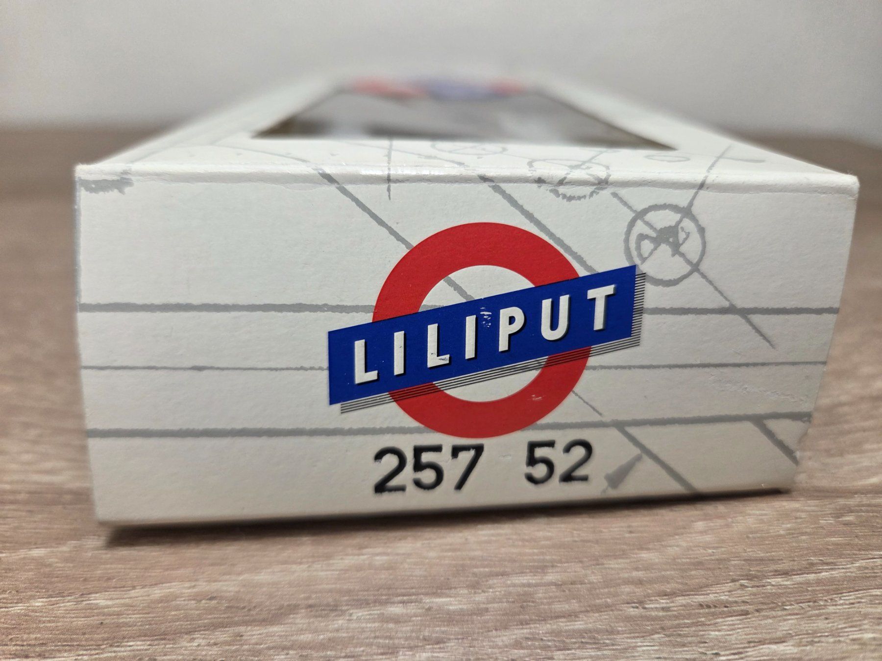Liliput Modellini di ferrovie: Liliput 257 52 Flachwagen SBB H0 – Nuovo e nell'imballaggio originale da St-Aubin-Sauges venduto da Lo_Go 6