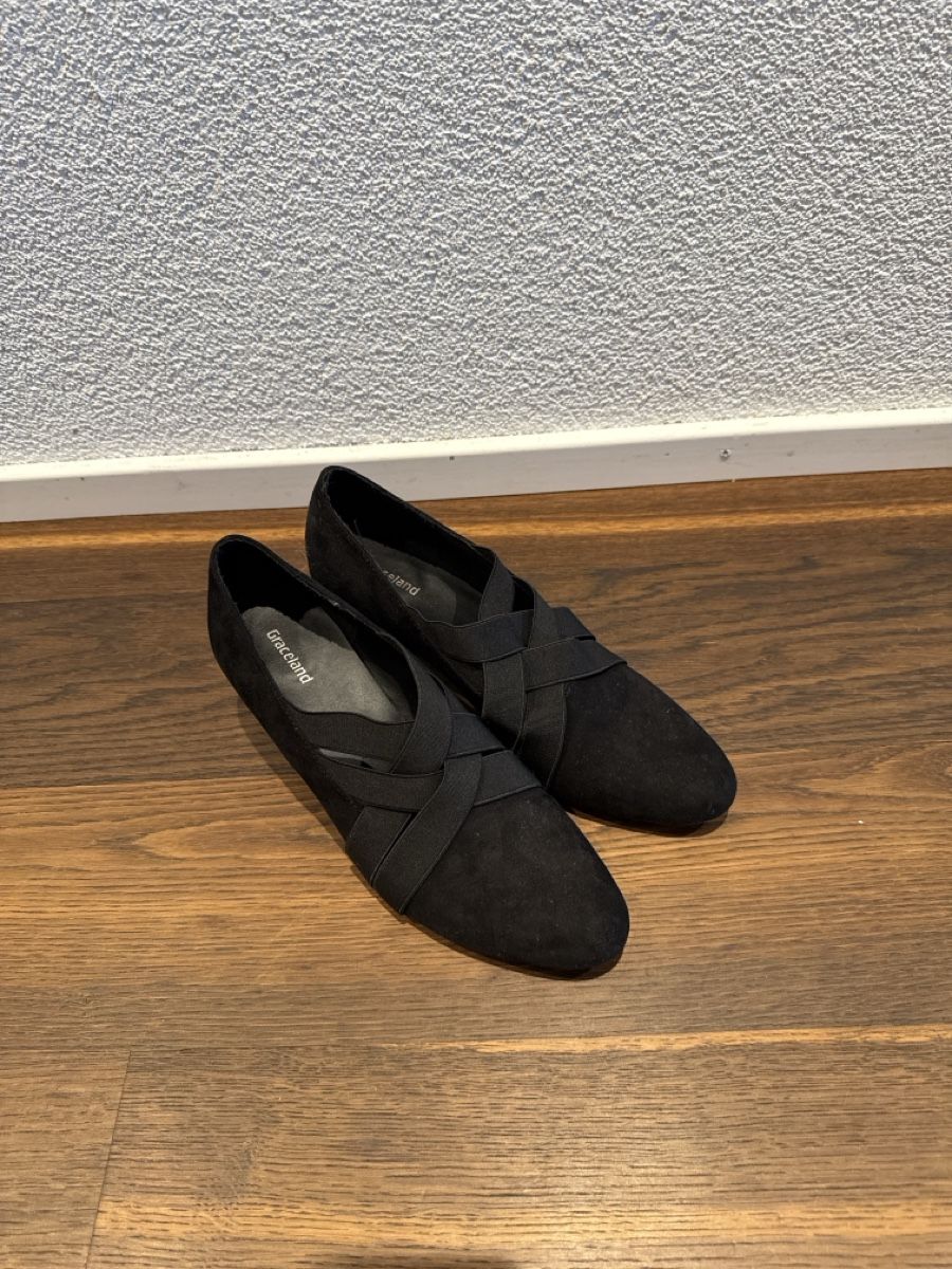 Scarpe da donna: Damenschuhe schwarz Grösse 39 mit Elastikriemen – Usato da Feldbrunnen venduto da excessively 1
