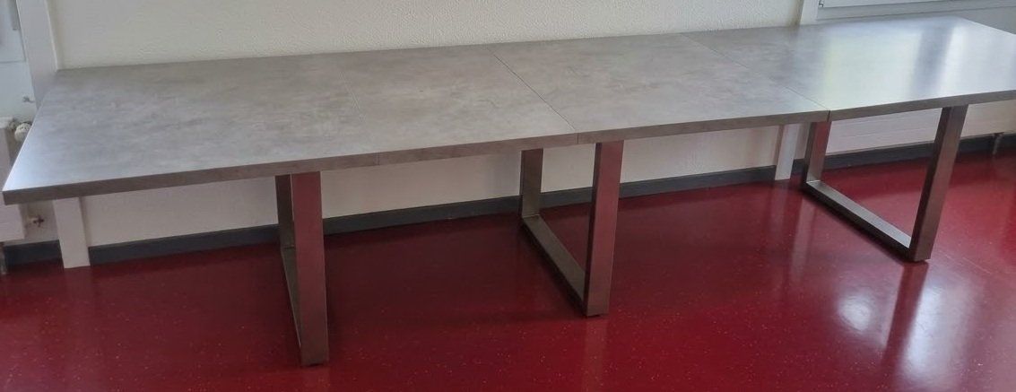 Scrivanie: Grand Bureau de couleur Gris clair. – Usato da Moudon venduto da spe_7mvk