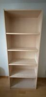 Bücherregal aus hellem Holz