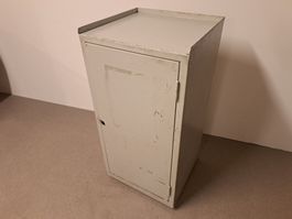 Vintage Industriemöbel Metallschrank Werkstattschrank