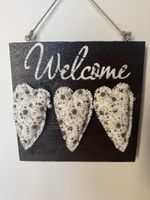 Handgemachtes Welcome- Schild aus Holz mit Stoffherzen 