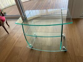 ELEGANTES FERNSEHE-/STEREOMÖBEL AUS GLAS MIT RÄDER