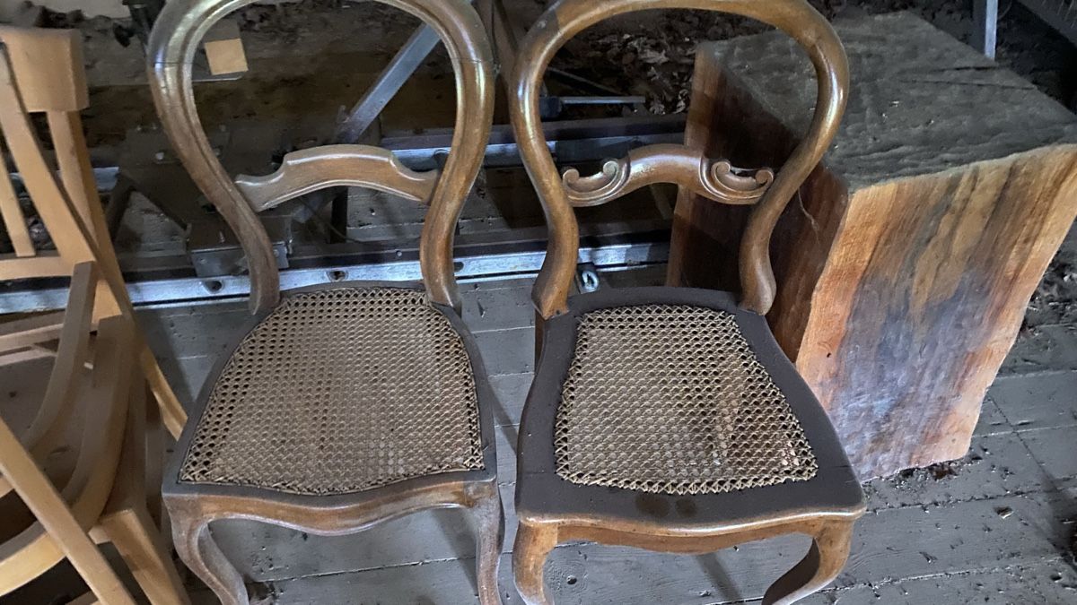 Sedie: 2 schöne alte Stühle mit geflecht – Usato da Bülach venduto da Farmerpower7