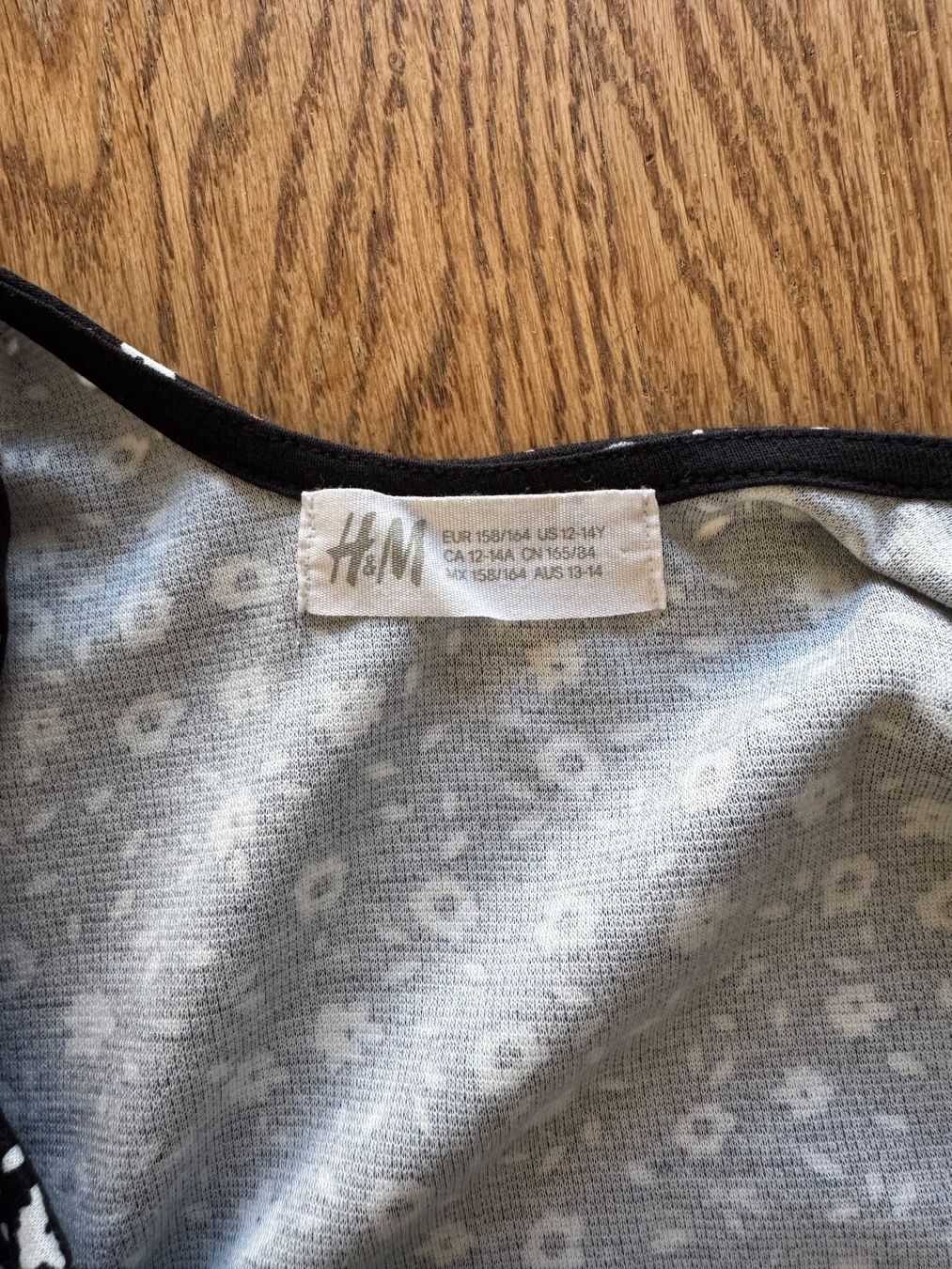 H&M Vestiti & Gonne: H&M Blumenkleid schwarz weiss – Usato da Riedholz venduto da emm_22qn 1