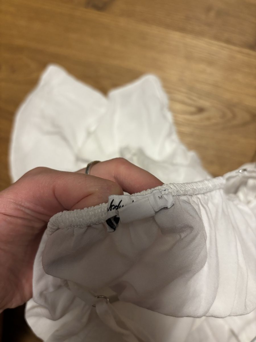 Robes: Weisses Rüschenkleid Subdued (M) – D'occasion à Männedorf par giu_wm6d 1