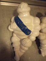 zwei alte Michelin Figuren