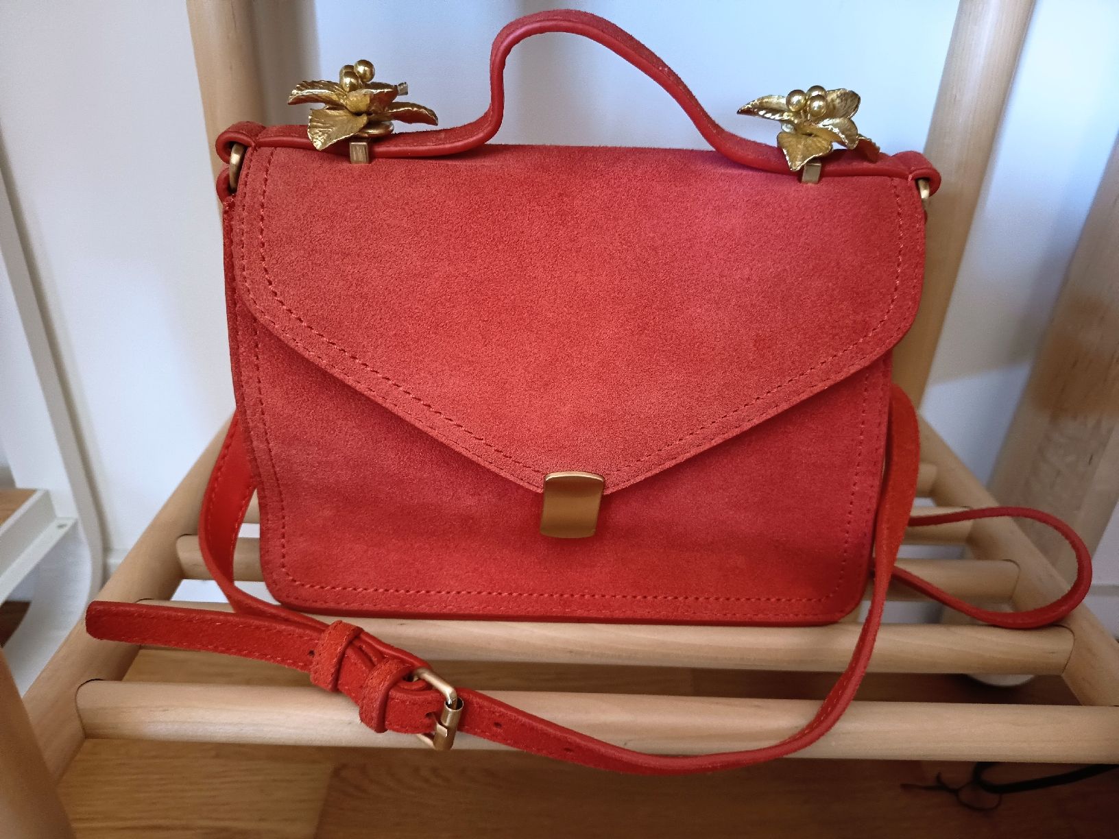 Taschen für Damen: Red Suede Handbag with Gold Flower Small Size – Gebraucht aus Basel von beg_6v7r
