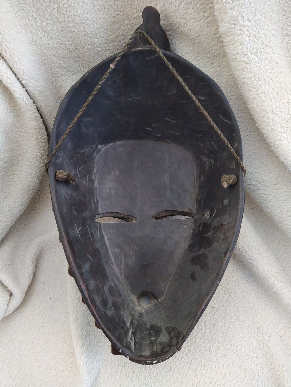 Internationale Kunst: Masque en bois sculpté de style Baoulé/Yaroué, Côte d'Ivoire – Gebraucht aus Le Mont-sur-Lausanne von Atelier_Rezart 3