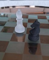 Schachspiel mit Glasfiguren