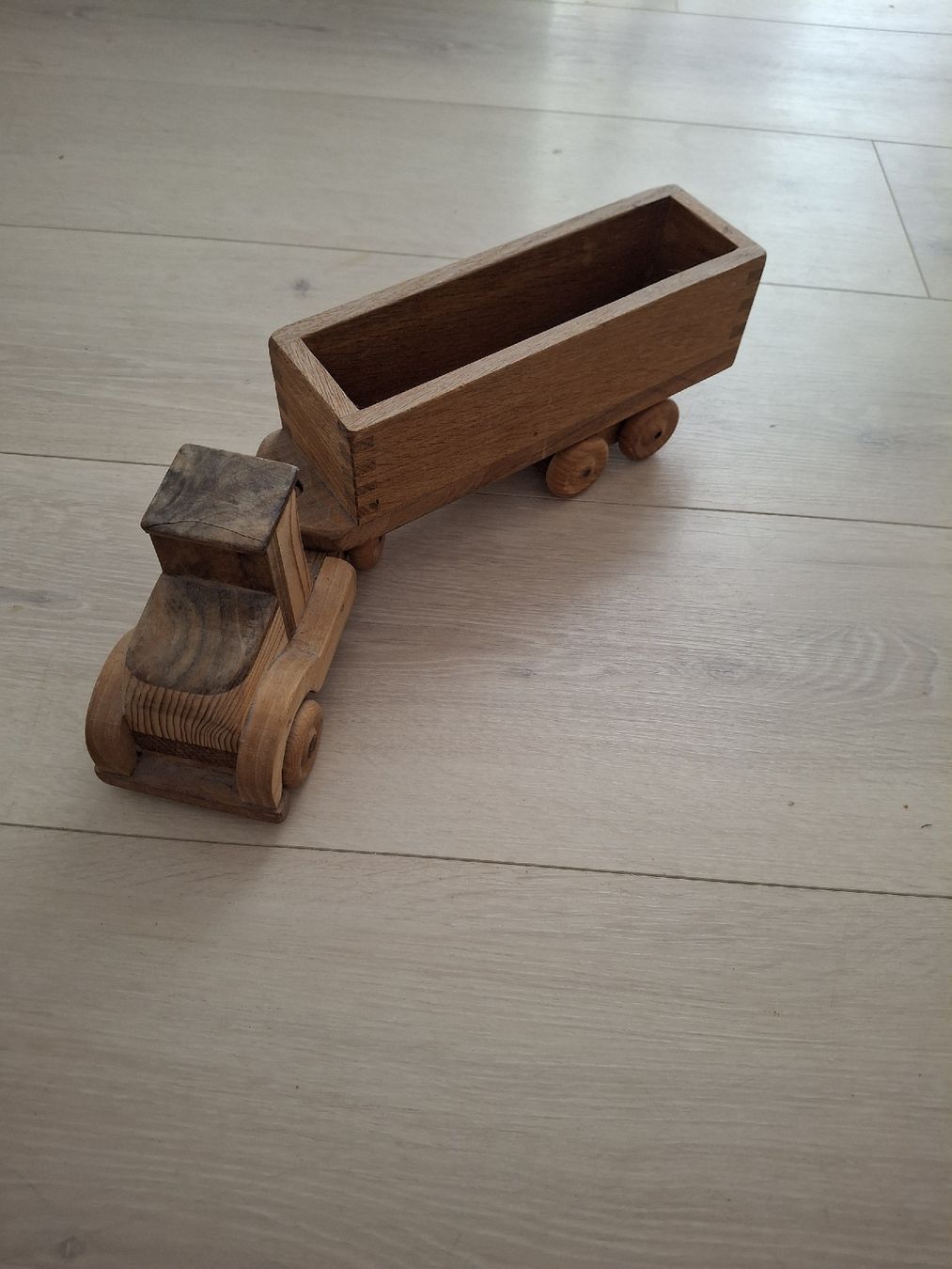 Giocattoli: Handgeferigter Lastwagen aus Holz – Usato da Schwarzenburg venduto da zbi_9xhk