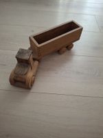 Handgeferigter Lastwagen aus Holz