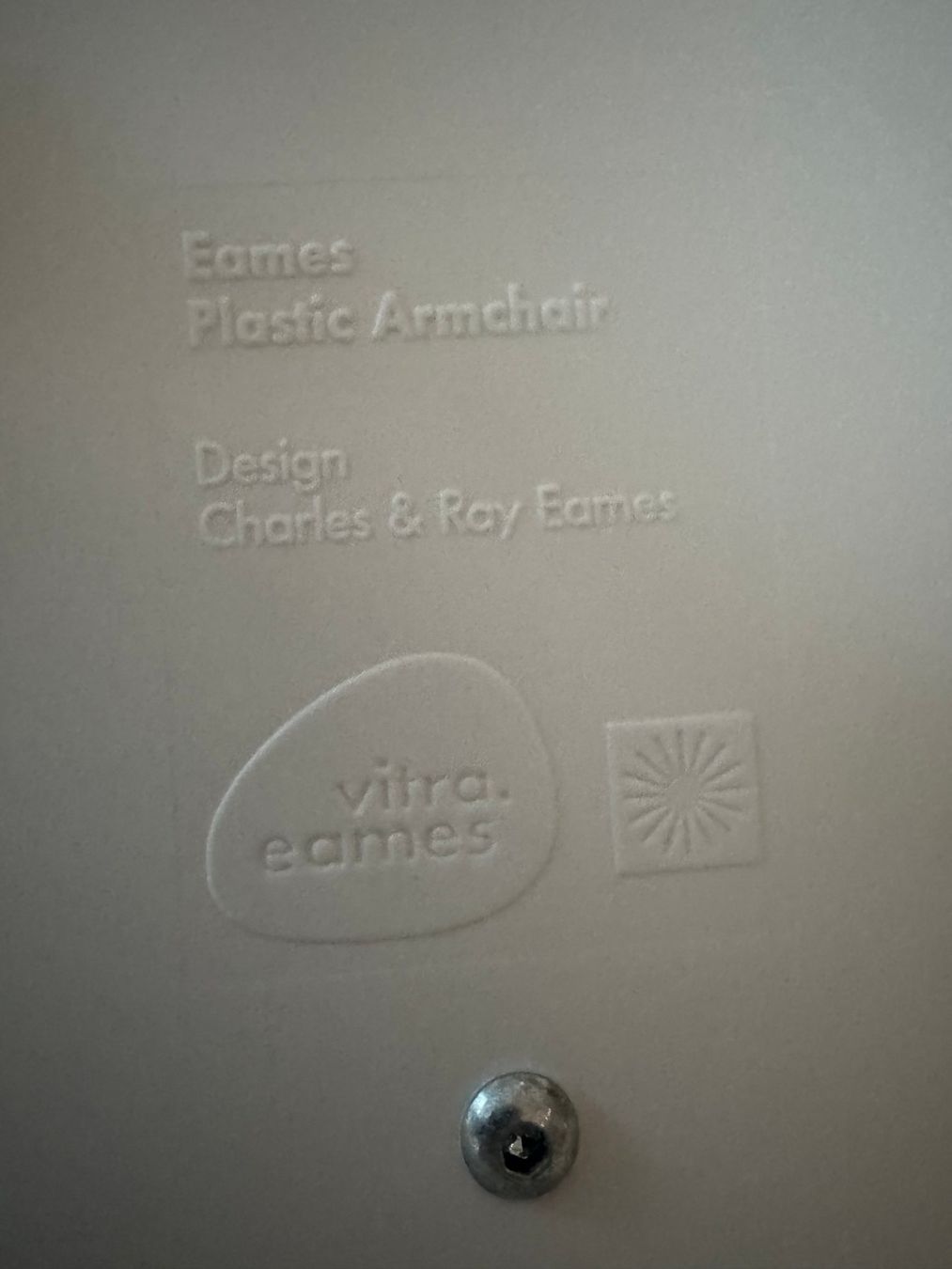 Vitra Chaises: 2 Original Vitra Eames Plastic Armchair weiss – D'occasion à Zürich par BootmakerforKings 2