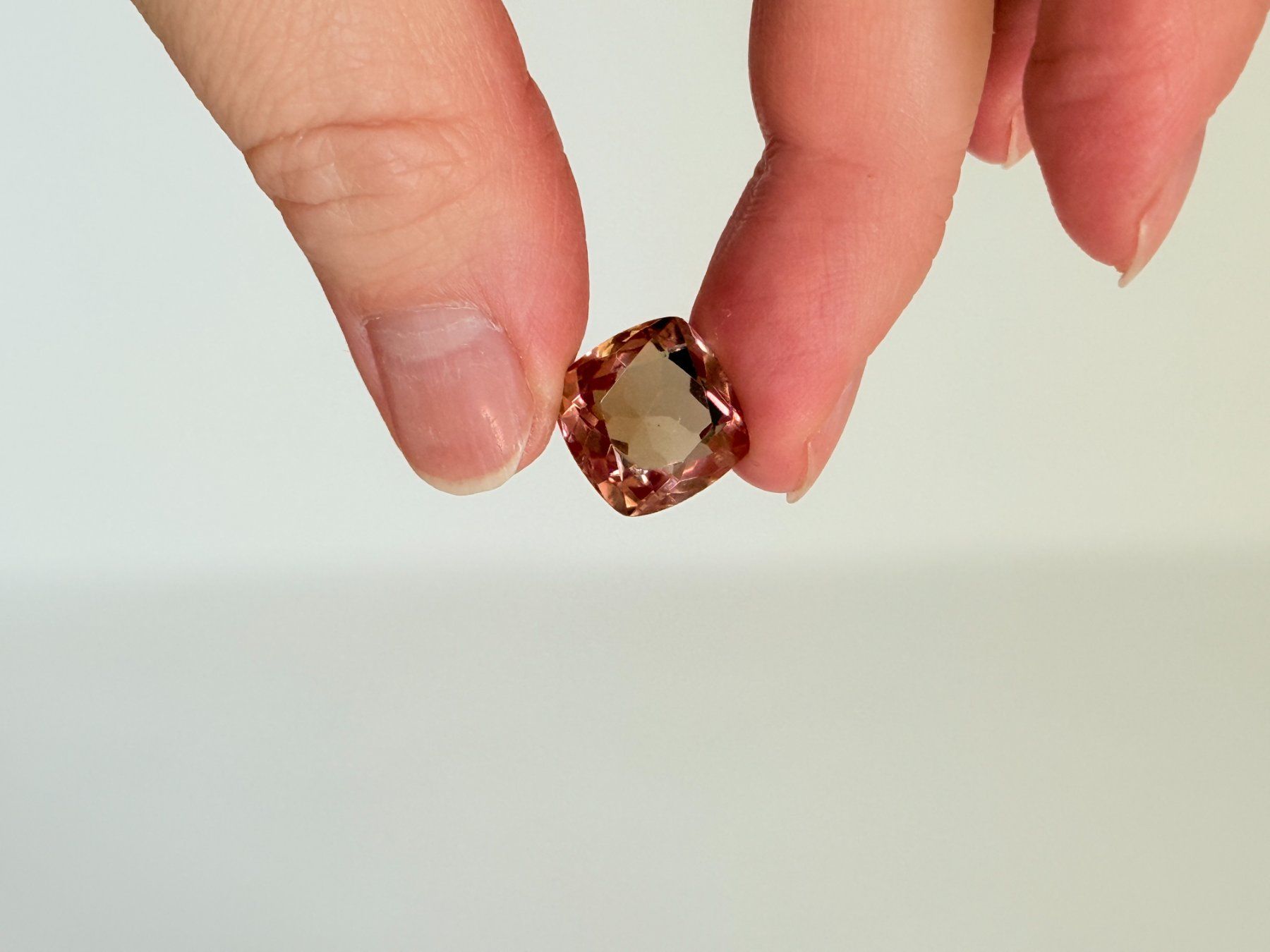 Minerali & Pietre curative: Cushion Cut Multi Color Changing 9.45 Ct – Nuovo e nell'imballaggio originale da Genève venduto da AWWA 6