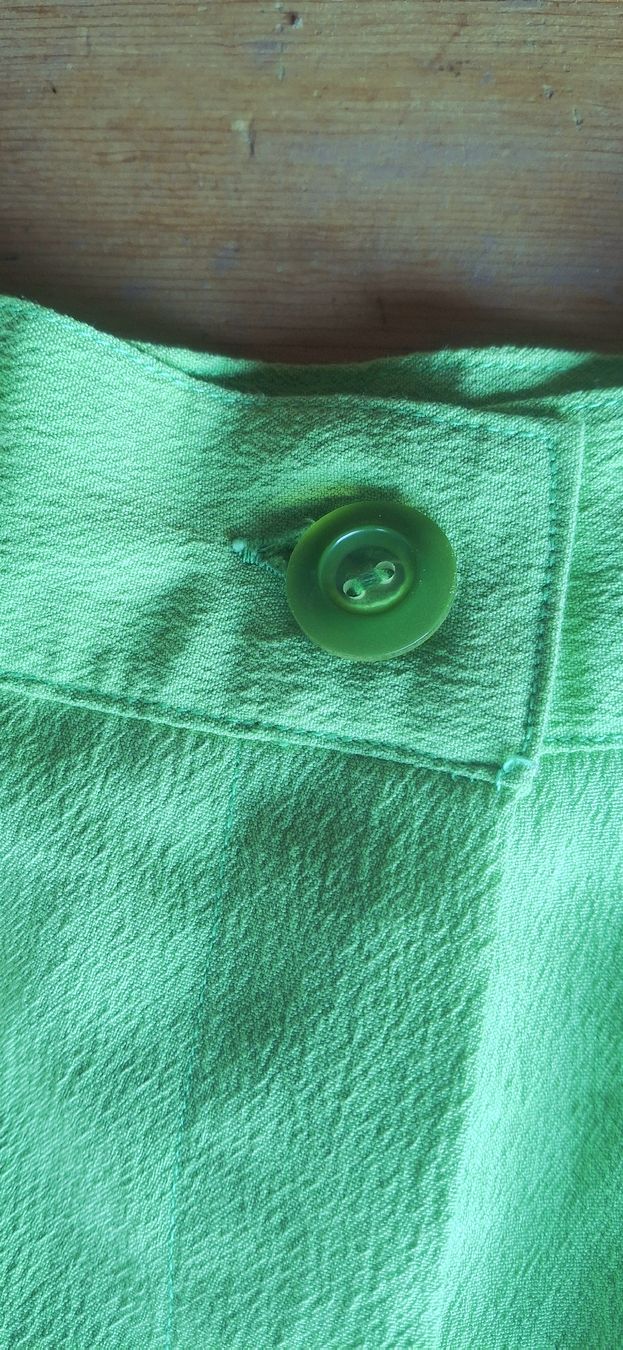 Pantaloni: Kurze Hose grün Grösse XS – Usato da Brienz BE venduto da mondchatz1 2