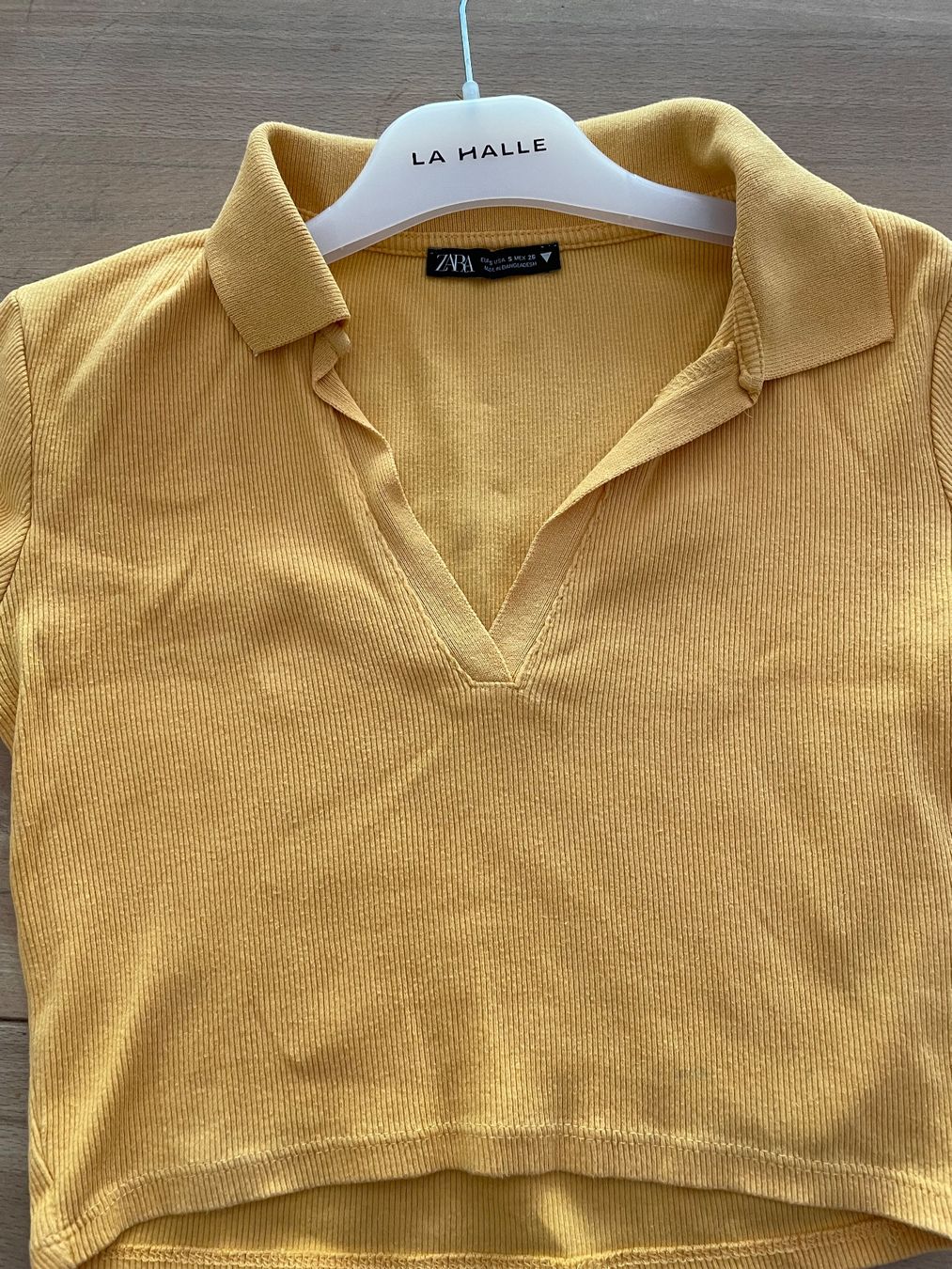 Zara Top: Crop-top jaune moutarde – Usato da Sion venduto da Mazarine_ 1