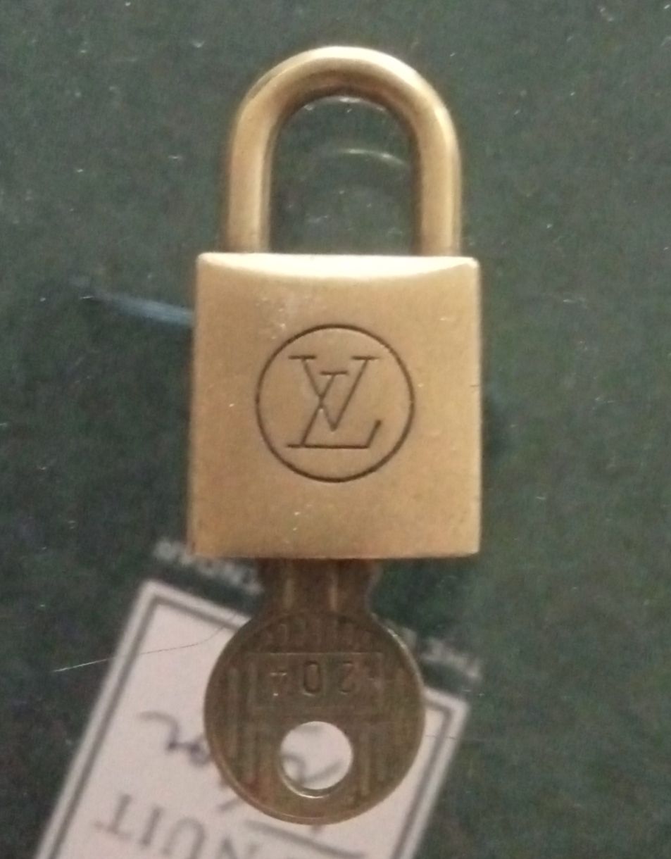Cadenas: Louis Vuitton Schloss mit Schluessel Messing gebraucht – D'occasion à spreitenbach par duftkissen