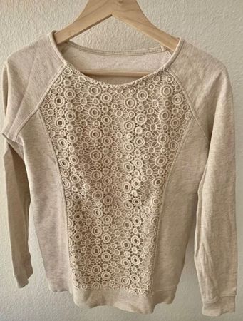Feminines Sweatshirt mit Häkelbesatz, wie neu