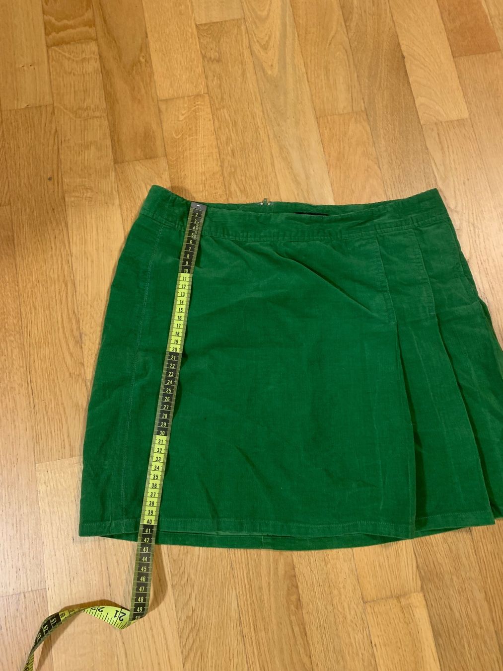 H&M Gonne: toller Cordrock in grün – Usato da Oftringen venduto da violetta9 3