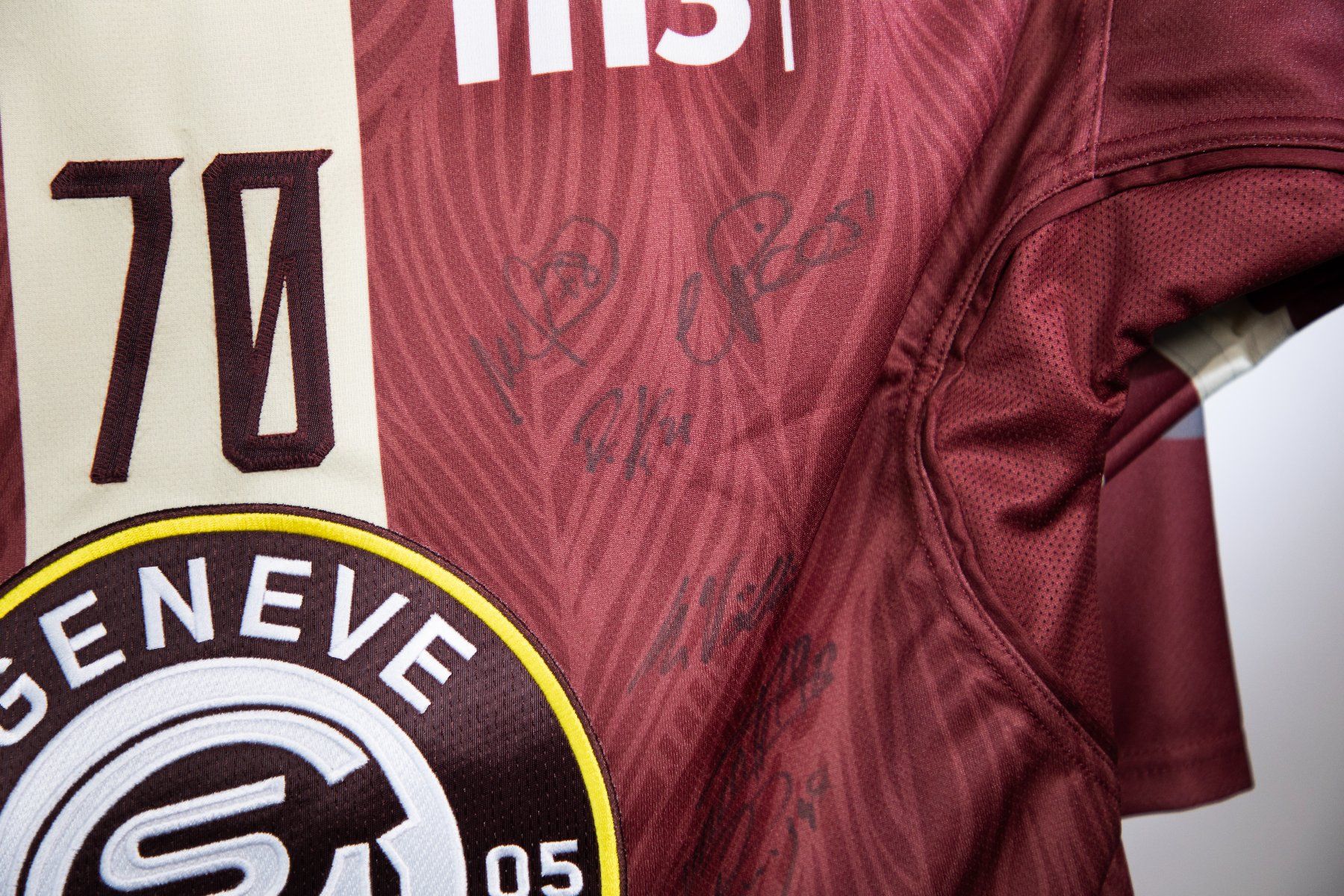 Maillots de corps & Pantalons: Maillot du titre du GSHC dédicacé – Neuf (Voir description) à Genève par  2