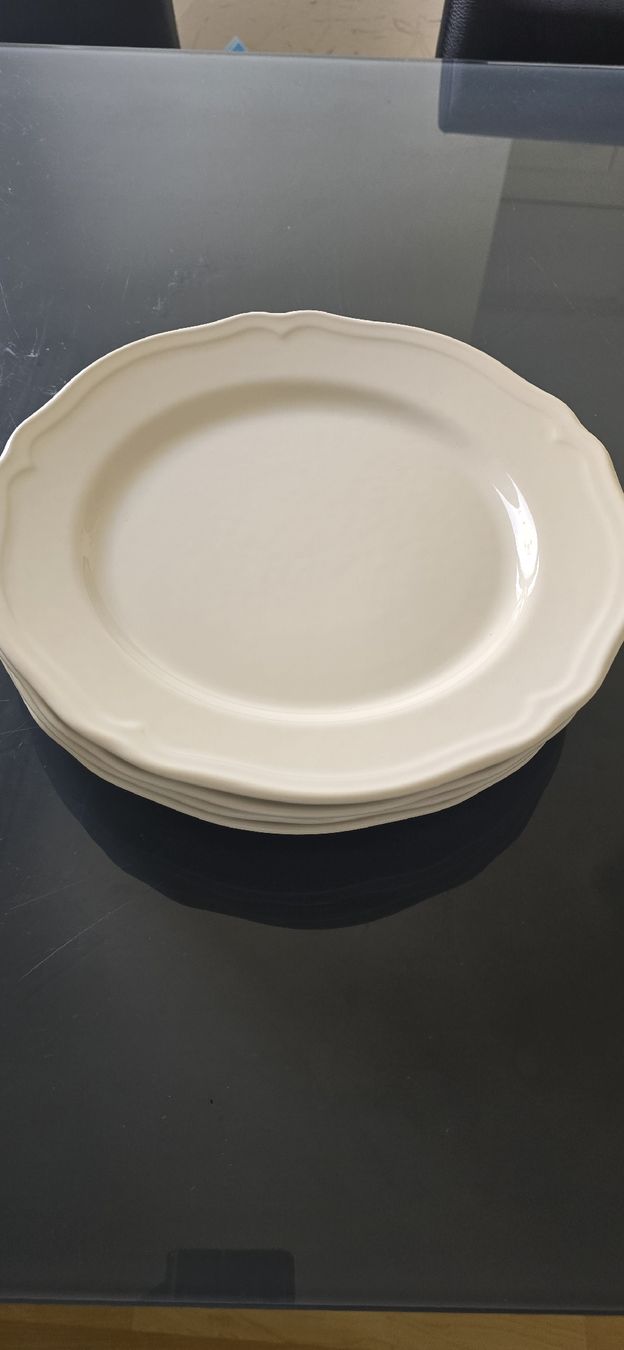 Piatti: Set of 4 Classic White Dinner Plates - Great Condition – Nuovo (secondo la descrizione) da Olten venduto da deb_2d58