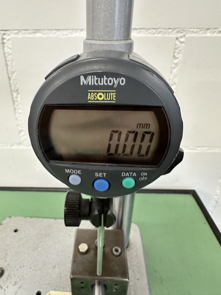 Mitutoyo Misurare: Mitutoyo Digitale Messuhr mit Stativ. – Usato da Aarberg venduto da SNMachines 1