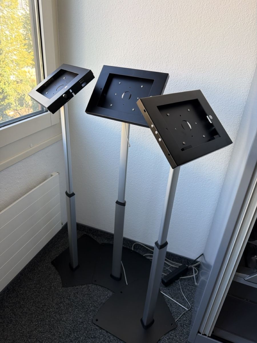 Sonstige Dekorationen & Accessoires: 3 Tablet Bodenständer schwarz silber gebraucht – Gebraucht aus Nänikon von MircoPellegrino