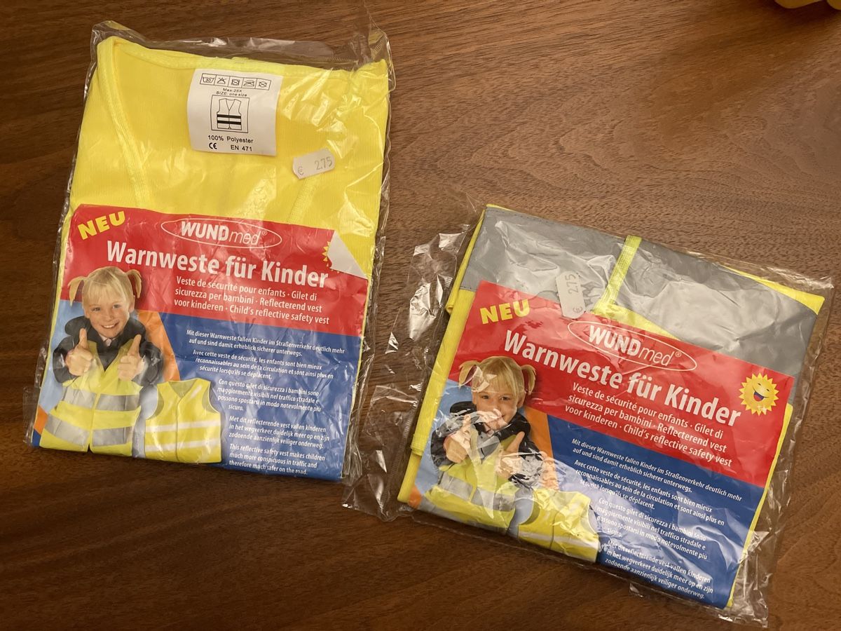 Altro abbigliamento per bambino: 2 Warnwesten für Kinder – Usato da Samstagern venduto da Katinka8