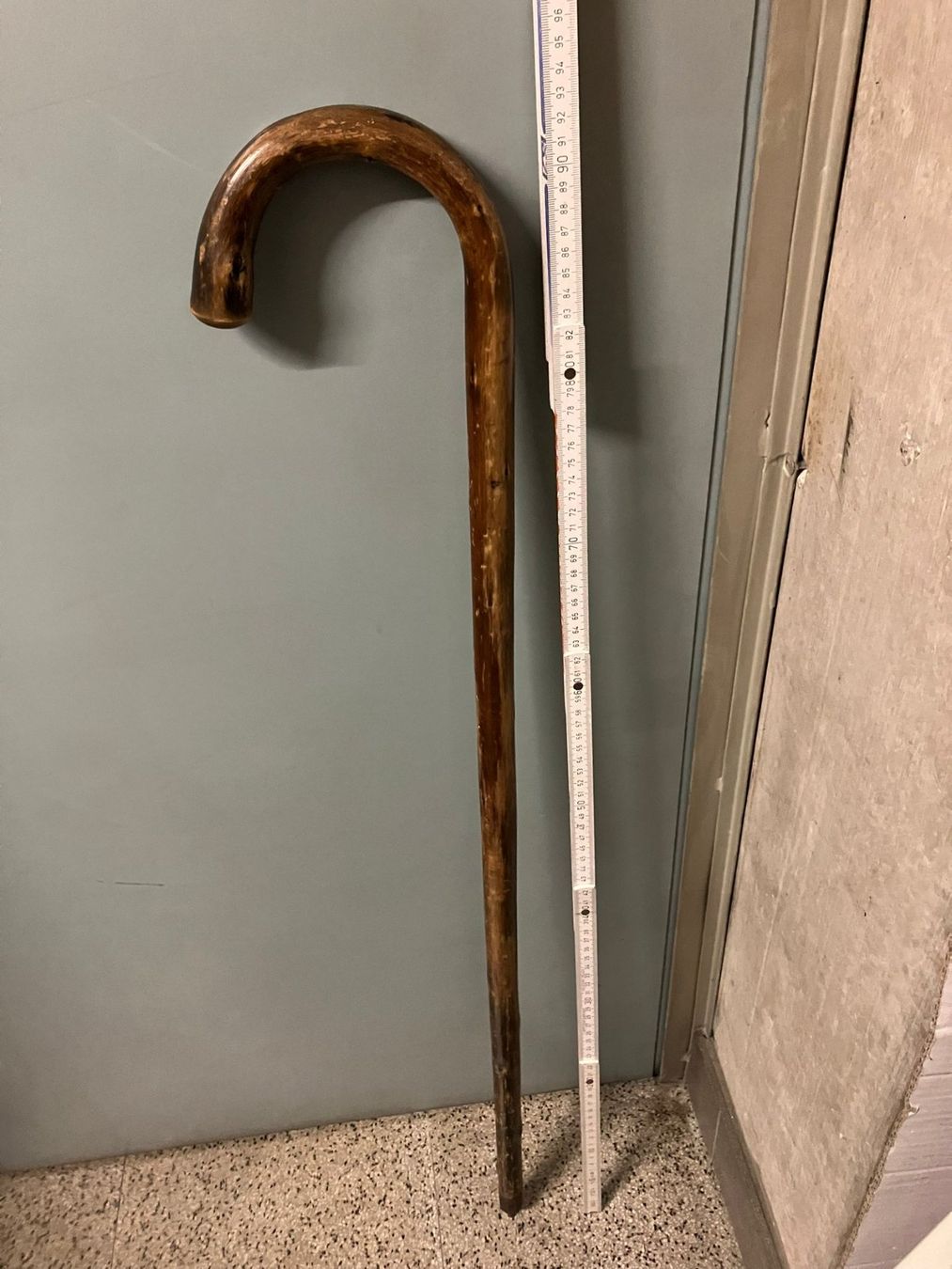 Ausili per la deambulazione: Bastone in legno con punta di metallo – Usato da Melano venduto da H-Sara 1