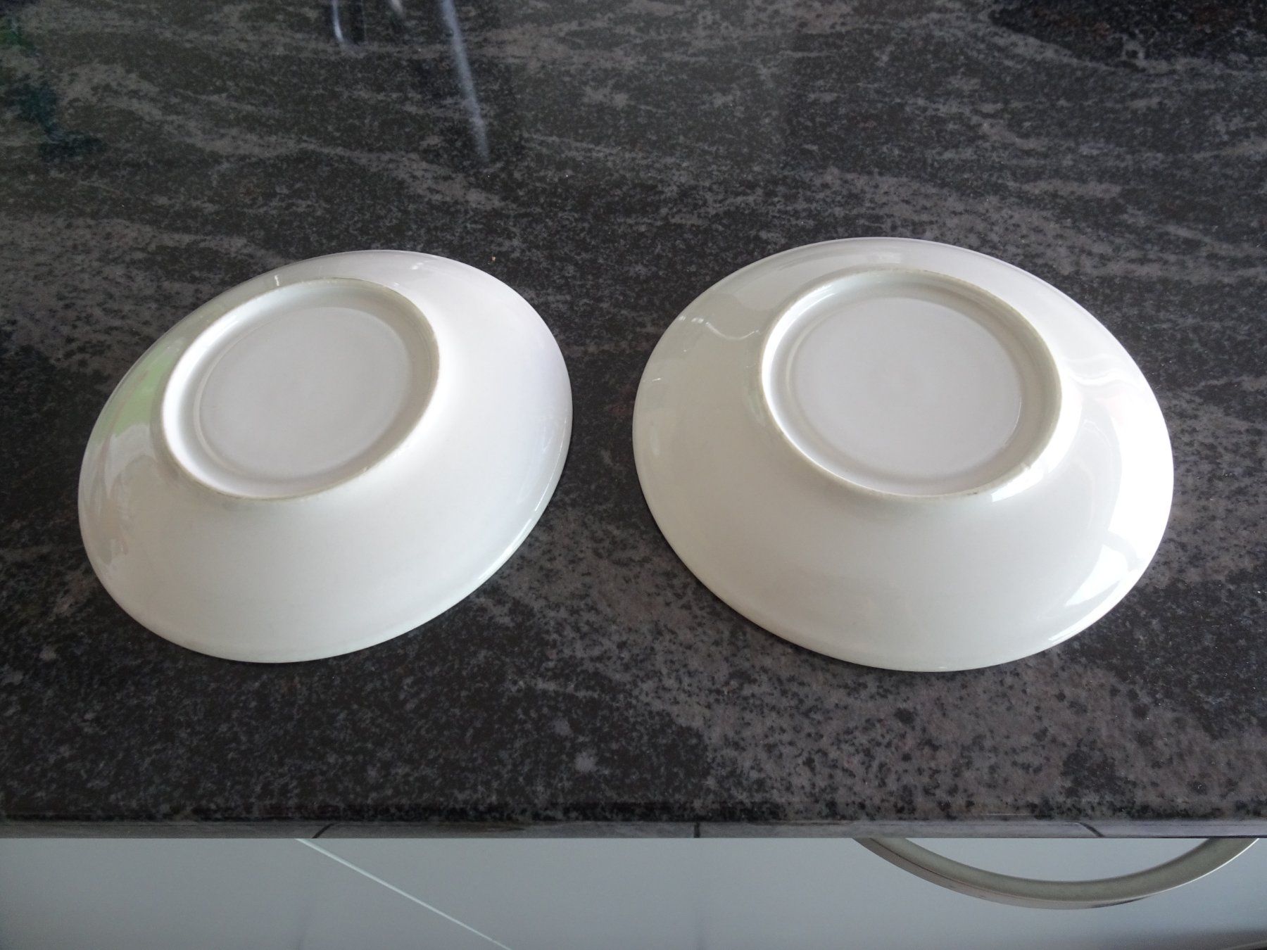 Rössler Assiettes: Rössler 2 Grüne Unterteller Älteres Model – D'occasion à Zürich par Roulet 1