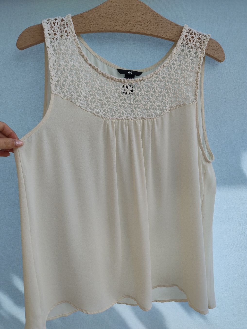 H&M Tops: H&M Top cremefarben, Grösse 42 mit Spitze – Gebraucht aus Kirchberg BE von lauraflu 1