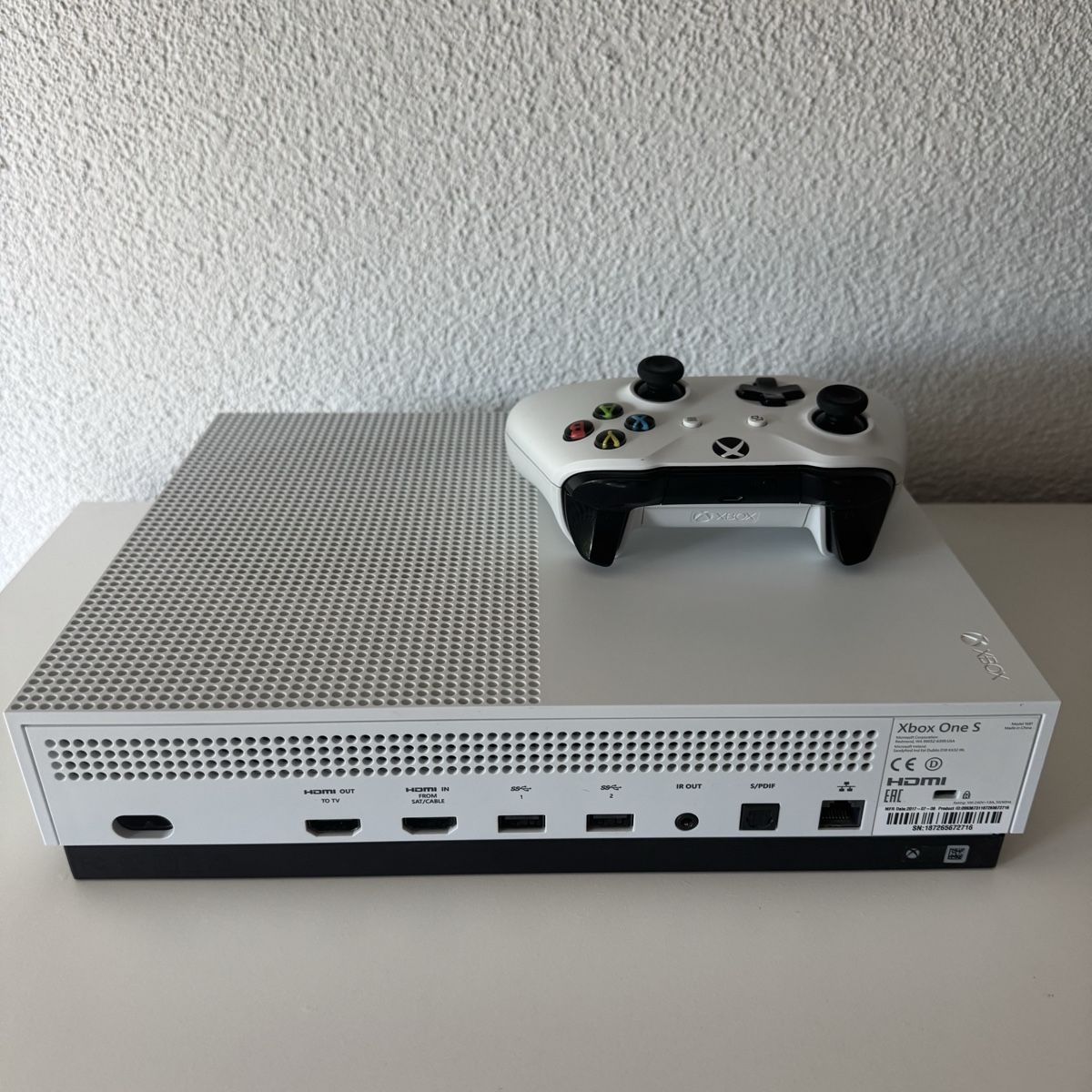 Microsoft Consoles: Xbox One S Konsole weiss mit Controller und Kabeln – Neuf (Voir description) à Rümlang par vla_9g7d 1