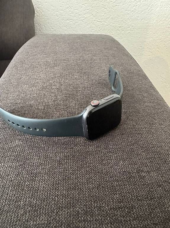 Smartwatch: Apple Watch Serie 6 - GPS + Cellular - space grey - 44 mm – Usato da Winterthur venduto da KeinPlatzDarumRaus