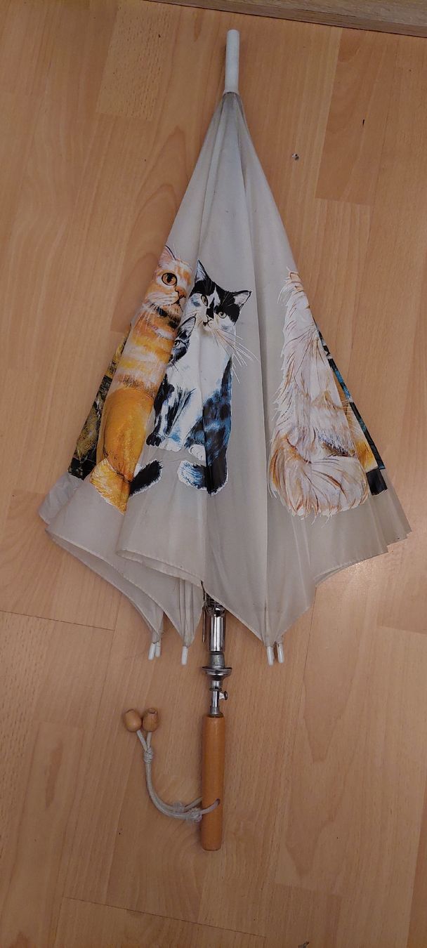 Ombrelli: Regenschirm mit Holzgriff und Katzenmotiven – Usato da Winterthur venduto da Catpaw 1