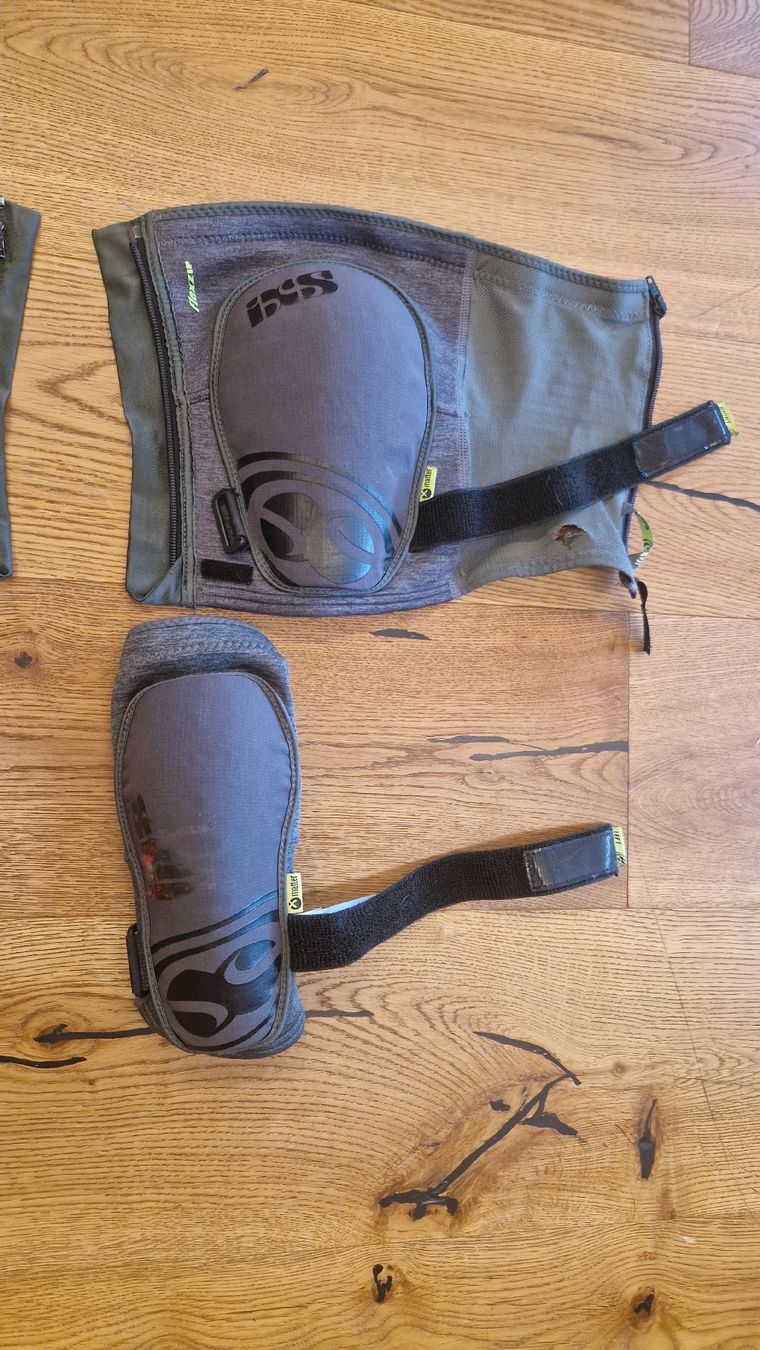 IXS Protections: IXS Ellbogen- + Knieschoner (Set) – D'occasion à Thunstetten par Cyberwurst 2